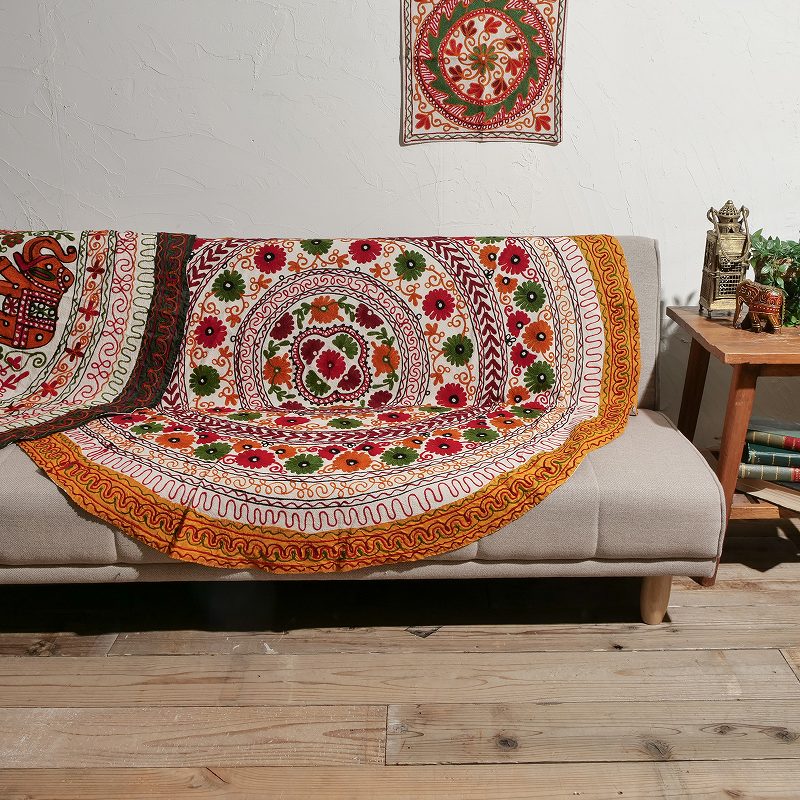 インディアン刺繍ラグ／タペストリー アリ刺繍 ラウンドクロス 150cm インド｜マライカ公式通販