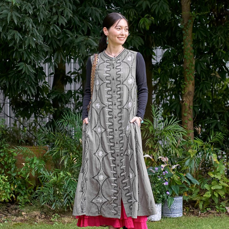 黒布に刺繍入りノースリーブワンピースダナパリ定価75900円 FURFUR ワンピース ロゴ刺繍ノースリーブカットワンピース