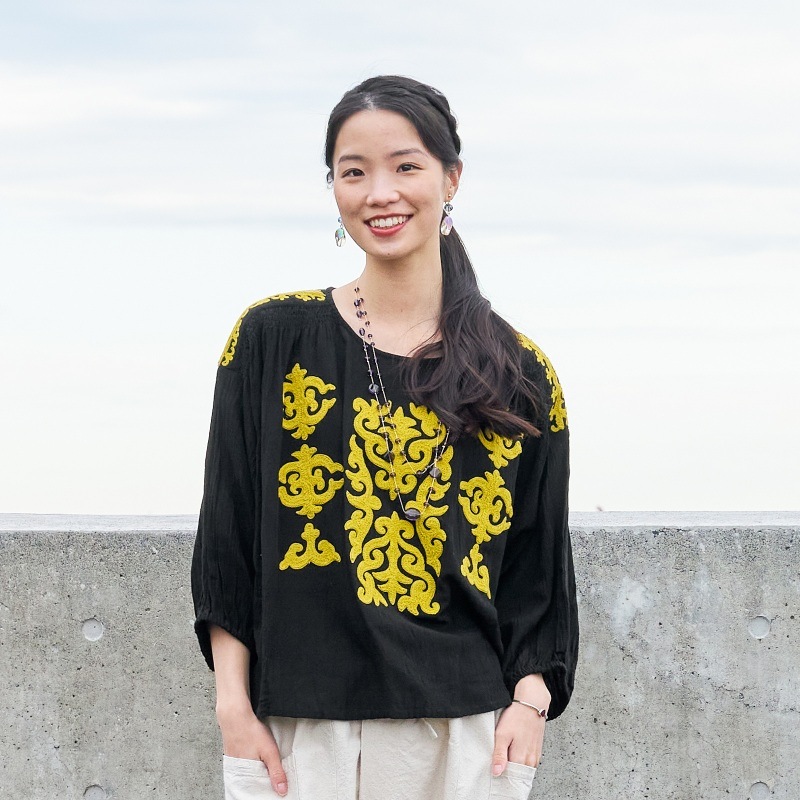 Chevon 【受注生産限定】刺繍プルオーバー / 黄色刺繍 / ブラックXXL チェーン刺繍プルオーバー｜マライカ公式通販