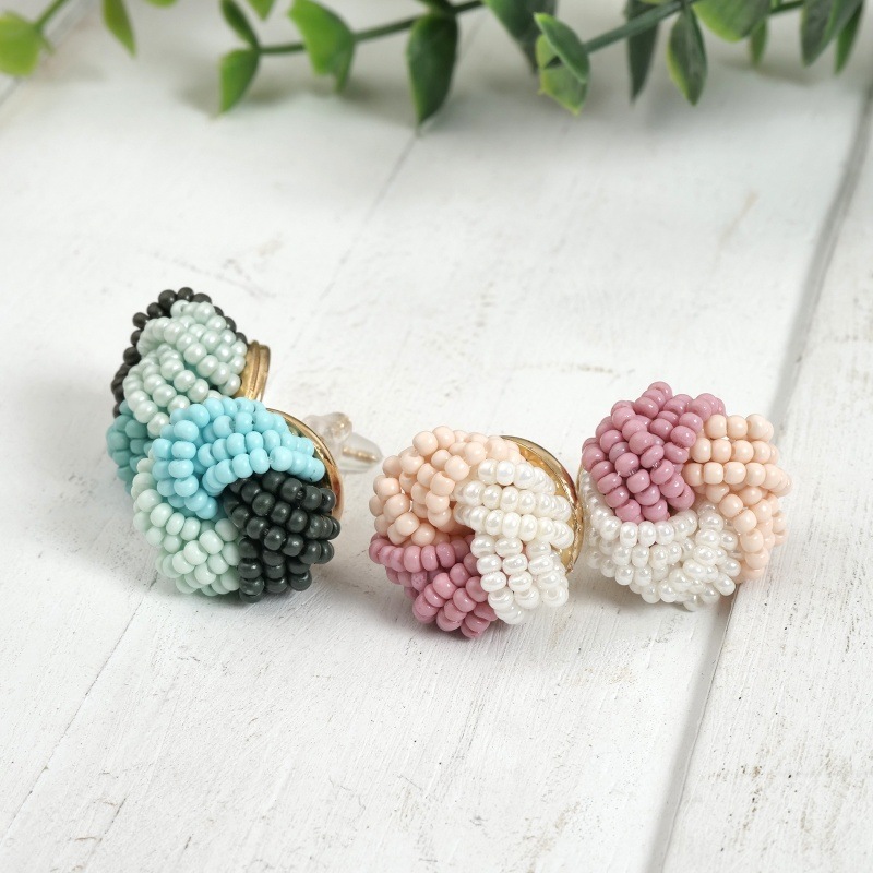 編み込みビーズピアス【メール便可】｜マライカ公式通販