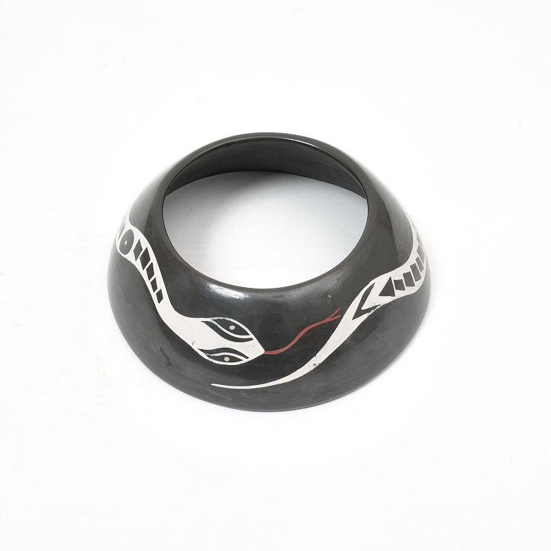 マタ・オルティス陶器と思われる台座　ヘビ　土台