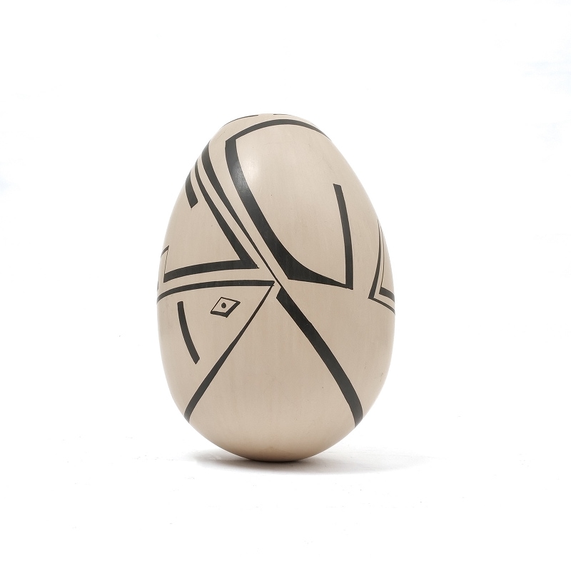 マタ・オルティス陶器　by Celia Veloz　壺　白黒　魚　卵型