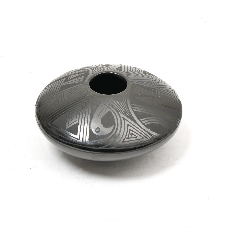 マタ・オルティス陶器　by Octavio Andrew　シードポット　幾何学模様　ブラック　円盤型　壺