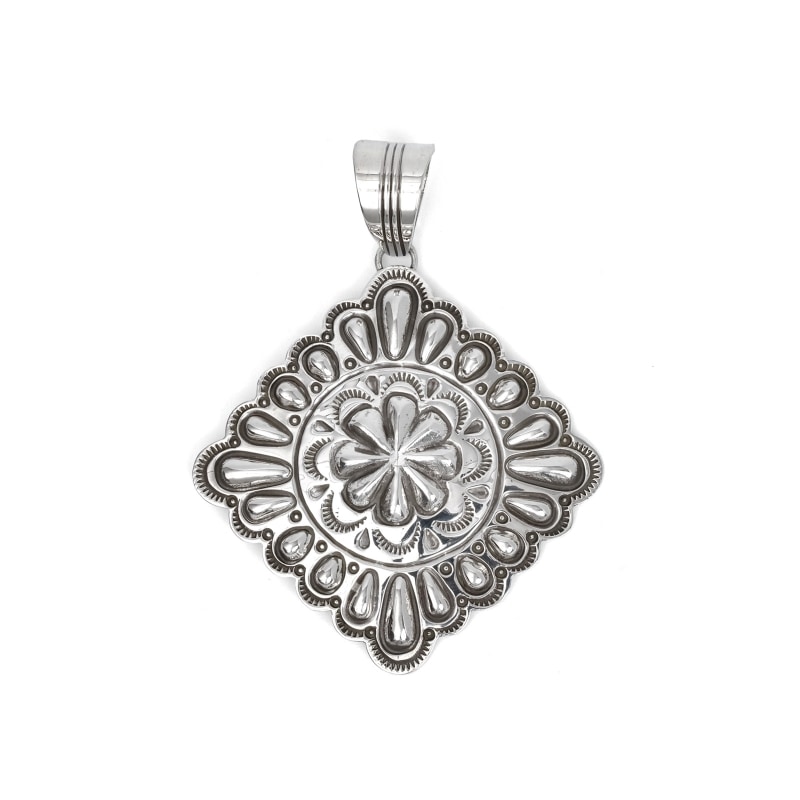 オーヴィルホワイト スタンプワーク ペンダント｜マライカ公式通販