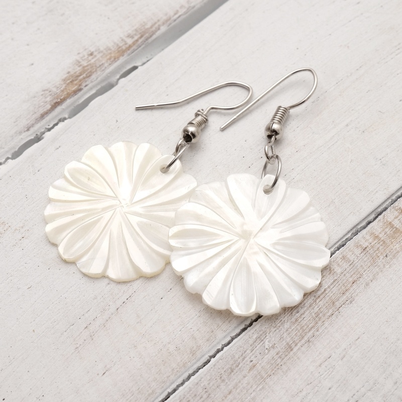 シェルフラワーピアス【メール便可】