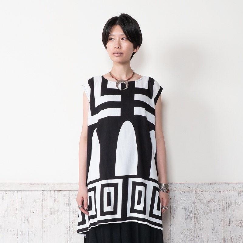 レーヨンテンプルプリントノースリーブワンピース