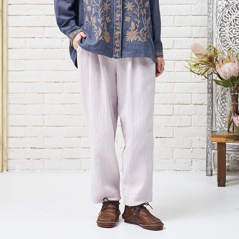 ステッチ生地テーパードパンツ