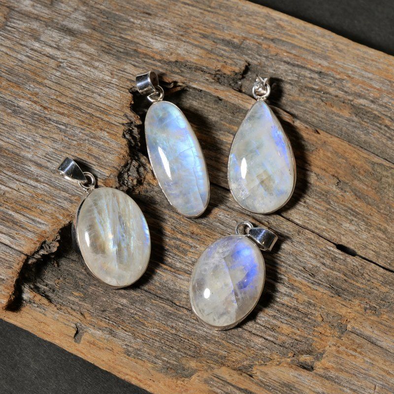 インド産レインボームーンストーン　シルバーペンダント