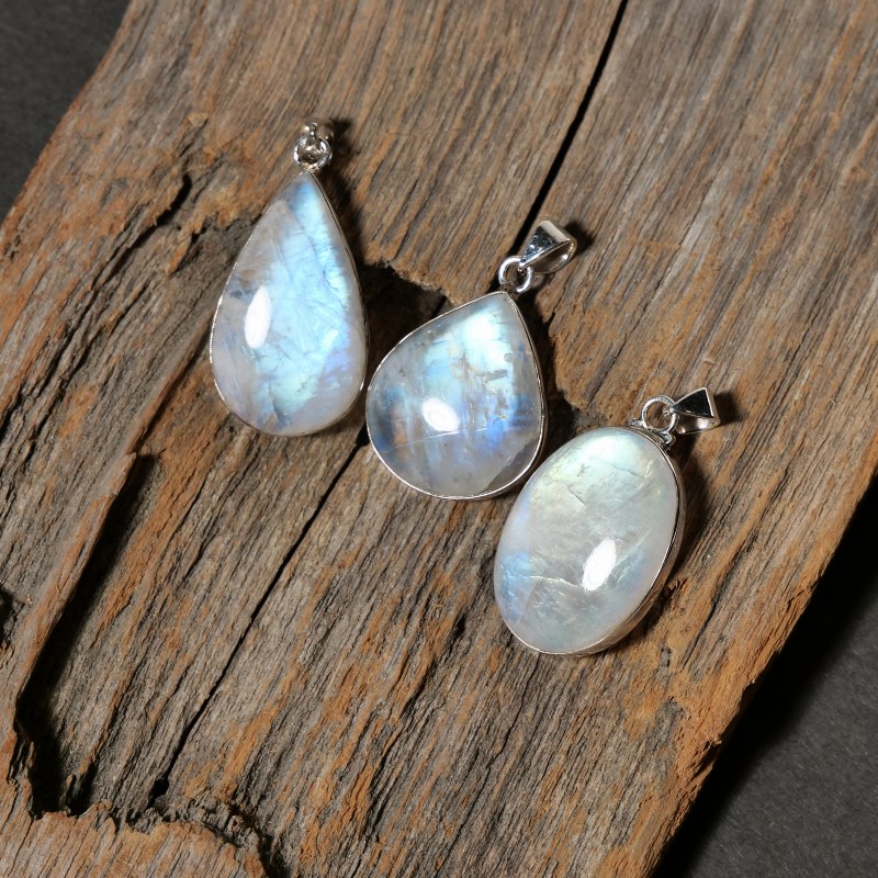 レインボームーンストーン スタンド付きA インド産レインボームーンストーン シルバーペンダント