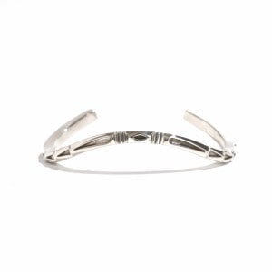 135mm ジェニファーカーティス スクエア ウェイブバングル｜マライカ