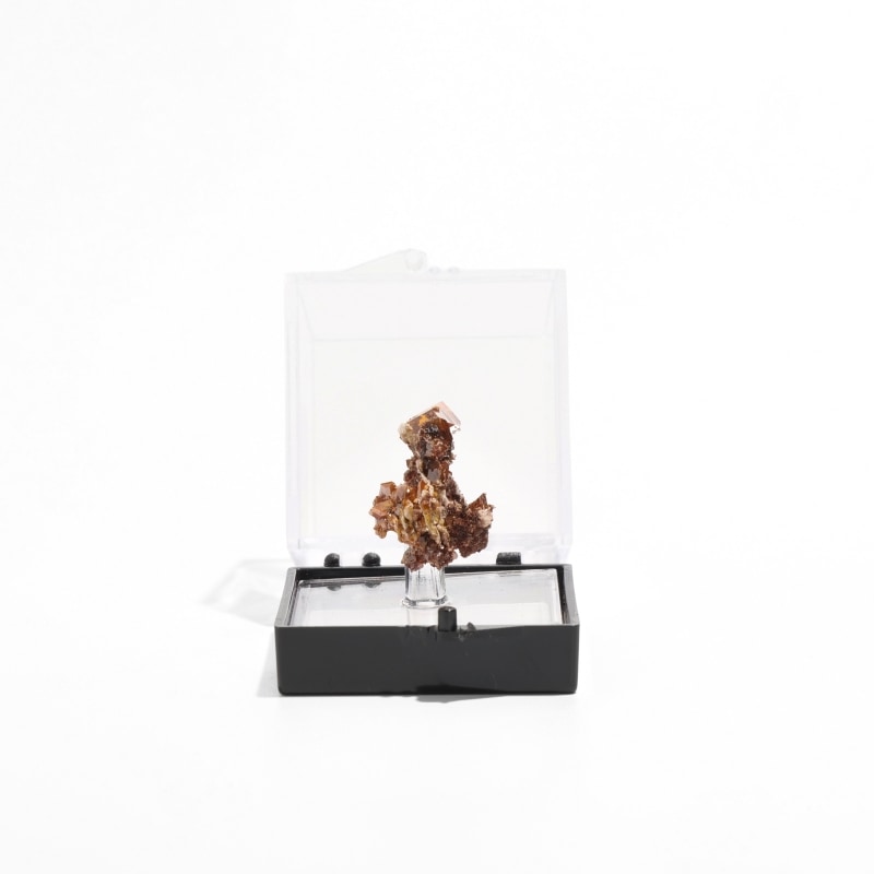 アメリカ・アリゾナ州産 ウルフェナイト結晶標本〈ケース付き〉