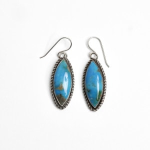 キングマンターコイズとあこや真珠 R6312 ナバホ族 キングマンターコイズ ピアス｜マライカ公式通販