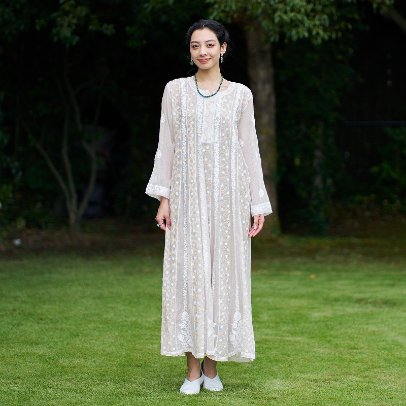 ラクノウゴールド刺繍ドレス