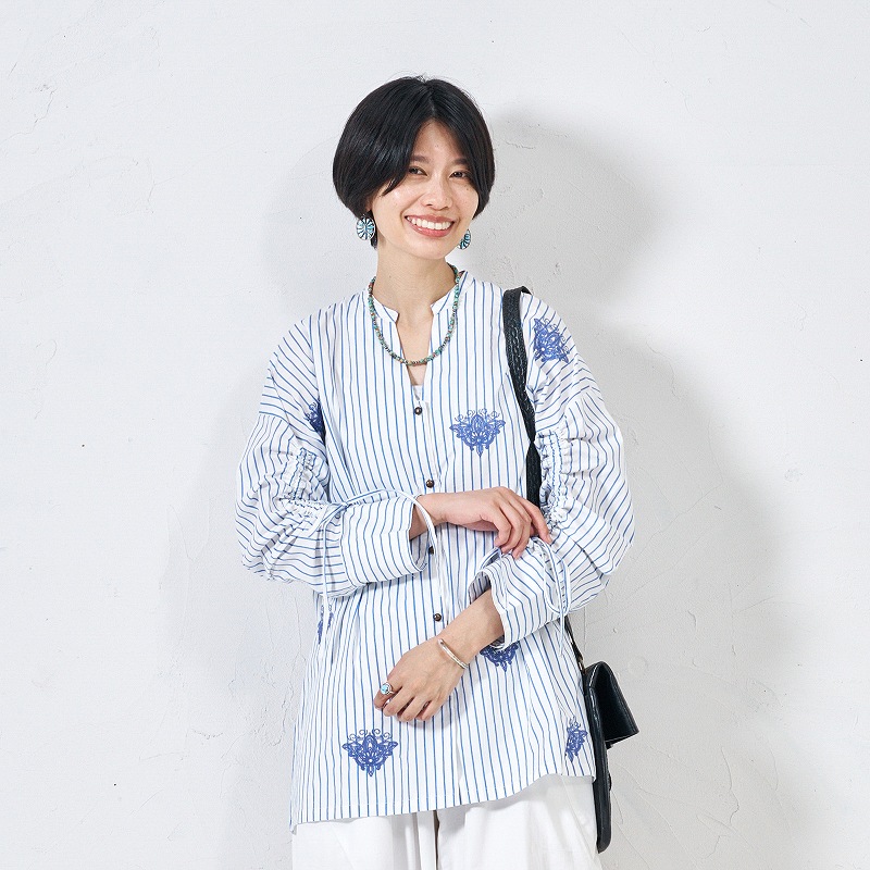 コットンストライプフラワーポイント刺繍ブラウス　【メール便可】