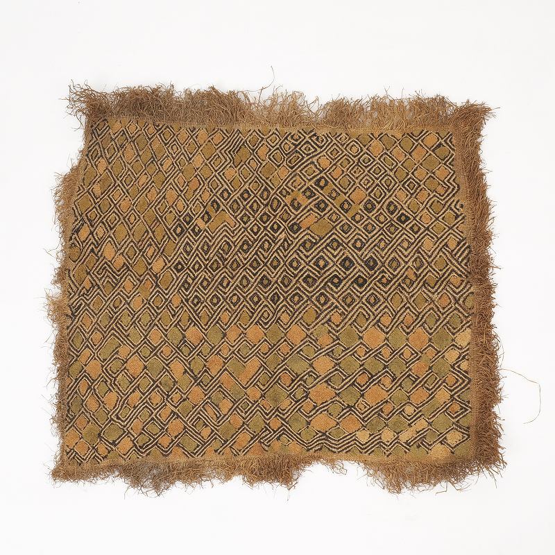クバ織物布　「草ビロード」ラフィアヤシの葉の繊維　アフリカ　民芸品 草ビロード 62cm×72cm ラフィア椰子布｜マライカ公式通販