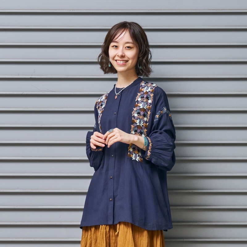 レーヨンアリ刺繍ブラウス