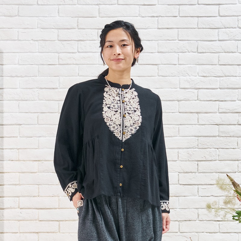予約販売】 コットンザリ刺繍ギャザーブラウス 10月入荷予定｜マライカ