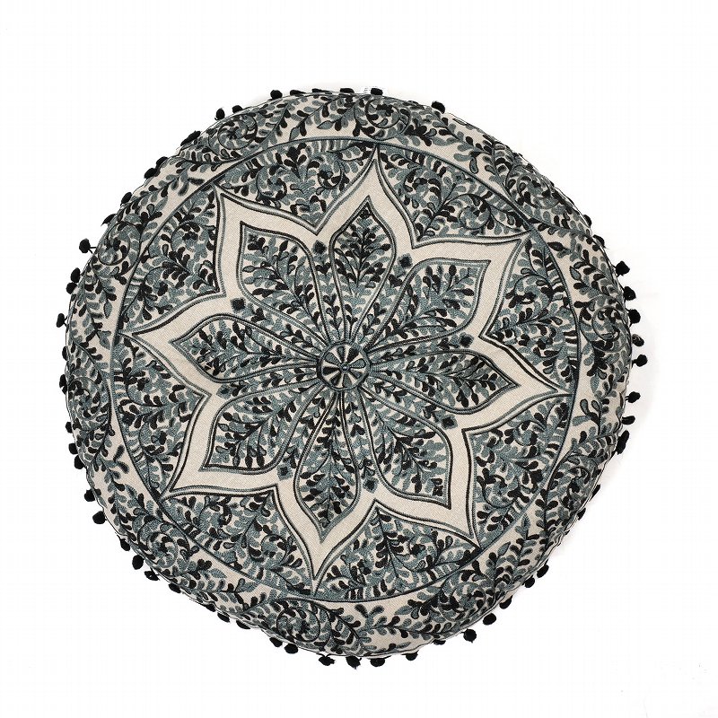 ポンポン付き アリ刺繍ラウンドクッション｜マライカ公式通販