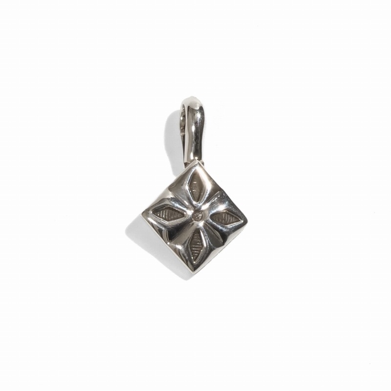 ジェニファーカーティス スタンプワーク プチペンダント｜マライカ公式通販