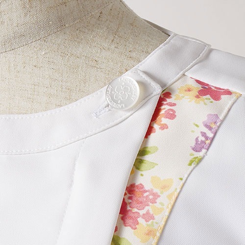 スクラブ 白衣 LW601 医療 襟なし 住商モンブラン ローラアシュレイ レディース 女性用 半袖 医師 医者 看護師 ナース 研修医 医療用 作業療法 人気 手術衣 オペ着 シンプル 軽量 かわいい 可愛い 病院 おしゃれ