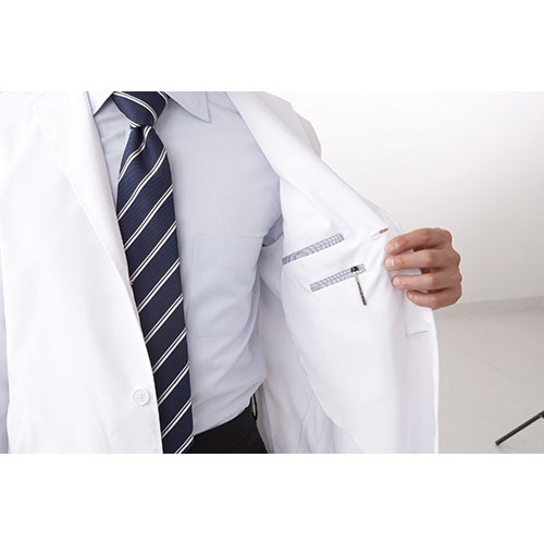 ドクターコート 白衣 1523ES 男性診察衣シングル FOLK フォーク メンズ 男性用 長袖 ロング丈 医者 病院 整骨院 看護師 薬剤師 医療用 制服 ユニフォーム ポケット 細身 名入れ おしゃれ かっこいい 動きやすい おすすめ