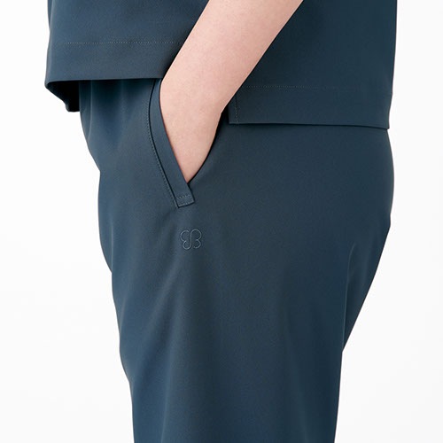 [ 特別価格 ]スクラブ 白衣 ユニセックス 住商モンブラン uka パンツ UM702 メンズ レディース 男女兼用 医療 制服 ユニフォーム 看護師 ナース 病院 エステ 美容 歯医者 サロン おしゃれ かわいい 可愛い 医療用 ウカ きれい 透けにくい 動きやすい 人気 おすすめ