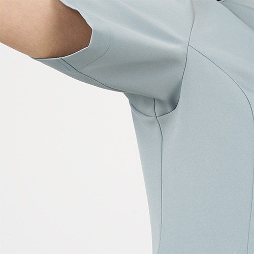 [ 特別価格 ]スクラブ 白衣 レディース 女性用 住商モンブラン uka 半袖 UM500 医療 制服 ユニフォーム 看護師 ナース 病院 エステ 美容 歯医者 サロン ファスナー おしゃれ かわいい 可愛い 医療用 ウカ きれい 前開き 透けにくい 動きやすい 人気 おすすめ