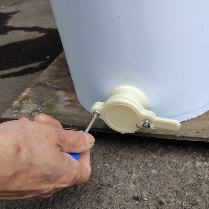 バケツ型プラスチックタンク（持ち手付き・中国製）の通販 | 採蜜用品