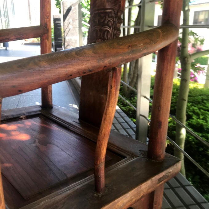 【木】　★ 家具 紅木透彫花鳥紋官帽椅 ★　民国期　鵲 梅花 彫刻文様　明清家具 估價113倍落槌的清代紅木椅明式家具成倫敦拍賣最大驚喜| 拍賣新聞| THE