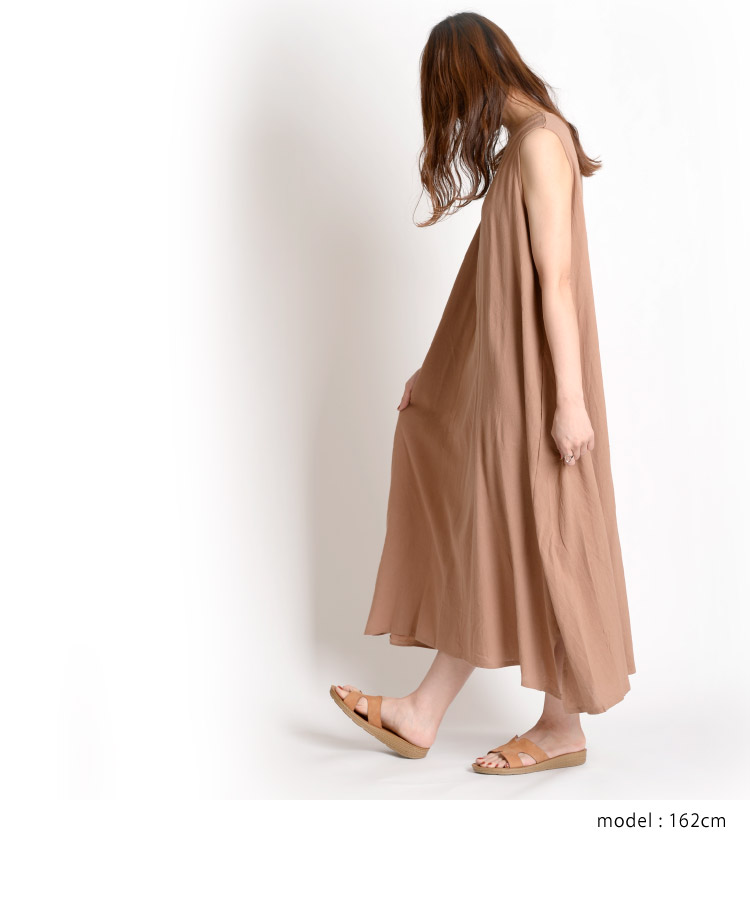 シンプルゆえの上品魅せ。ノースリーブワンピース の別カット
