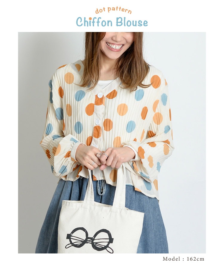 レトロな色合いが可愛い。ドット柄シフォンブラウス の別カット