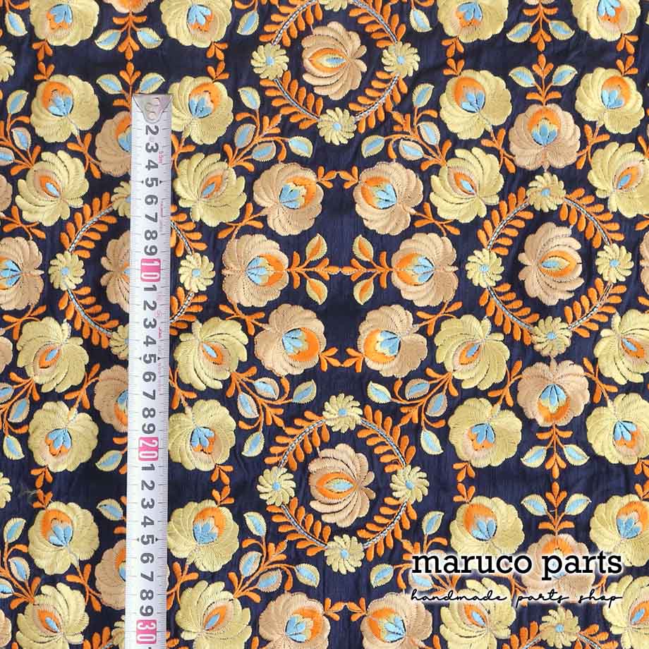 【計り売 30cm-】【 インド 刺繍 生地 (11)  ＊ イエロー フラワー ネイビーベース 】