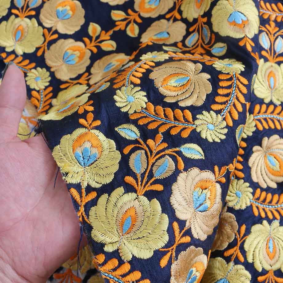 【計り売 30cm-】【 インド 刺繍 生地 (11)  ＊ イエロー フラワー ネイビーベース 】