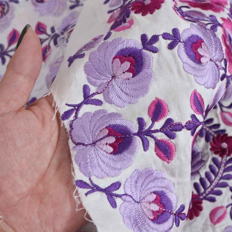 【計り売 30cm-】【 インド 刺繍 生地 (12)  ＊ パープル フラワー アイボリー ベース 】 