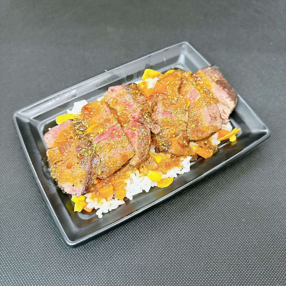 “焼肉店が仕込むやわらか熟成肉の”熟成黒毛和牛ステーキ重　320g