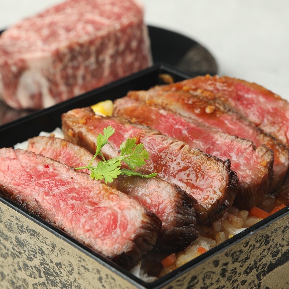 “焼肉店が仕込むやわらか熟成肉の”熟成黒毛和牛ステーキ重　320g