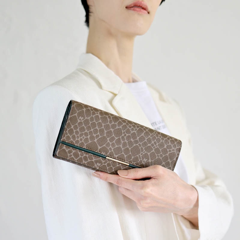 ニナ リッチ】アトレ ヌーボー パース かぶせ長財布 [85-8205