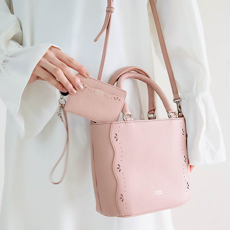 ニナ・ニナ リッチ】 オンデュレ パース リール付きパスケース [35