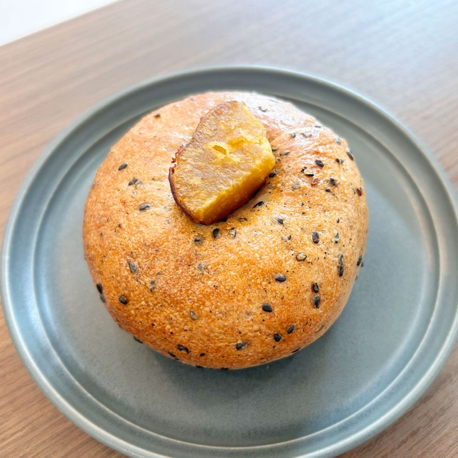 黒ゴマおさつベーグル