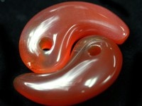 激安！限定入荷！★古代より伝わる魔除けのお守り★完全天然/レッドアゲート勾玉(まがたま)/Lサイズ約30×16×9【アメリカツーソン・香港展示会・世界各地出展品買い付け】|天然石　勾玉|天然石・パワー