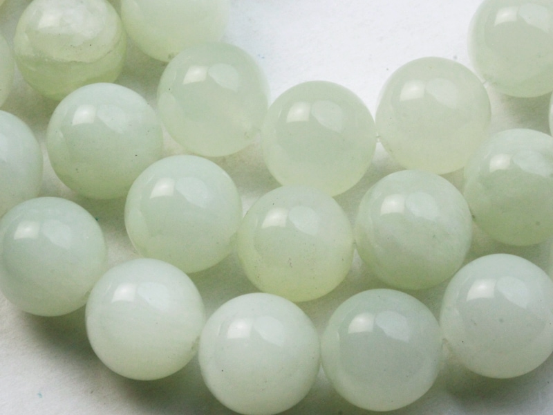 優しく淡いグリーンカラー/3A/天然石ビーズ/ニュージェイド/ラウンド