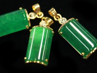 限定入荷！★繁栄・成功・健康の石として幅広い年代に定番人気★天然石/翡翠（ひすい）ペンダントトップ/大粒スクエア/ラインストーン/ゴールドカラー/1個【天然石/パワーストーン】【アメリカツーソン・香港