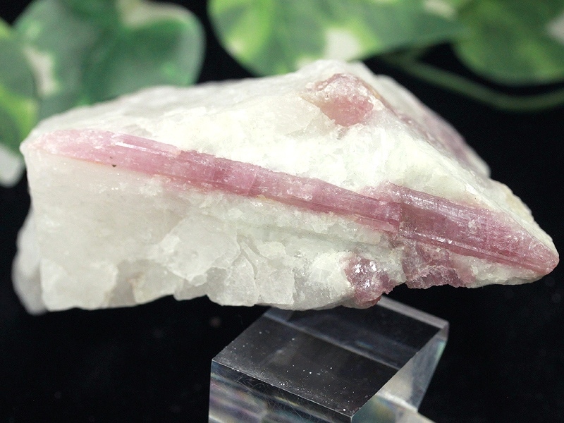 水晶の巨大原石(ピンク色)