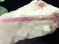 【1点もの】激レア！★輝く高発色ピンクカラー★つやつや水晶★心身の活性化と健康運の石/ピンクトルマリンインクォーツ(レピドライト/リチア雲母入り)/母石付きラフ原石/石サイズ約100×62×36mm/