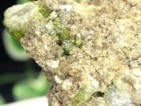 ≪原石祭り50％OFF≫【1点もの】超激レア・数量限定品！★超高品質！高発色グリーン、透明度、光沢◎★キラキラ輝くパイライト・カルサイト結晶共生母岩付き★天然石/グリーントルマリン（ベルライト）/母石