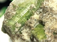 ≪原石祭り50％OFF≫【1点もの】超激レア・数量限定品！★超高品質！高発色グリーン、透明度、光沢◎★キラキラ輝くパイライト・カルサイト結晶共生母岩付き★天然石/グリーントルマリン（ベルライト）/母石