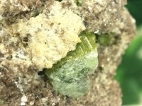 ≪原石祭り50％OFF≫【1点もの】超激レア・数量限定品！★超高品質！高発色グリーン、透明度、光沢◎★キラキラ輝くパイライト・カルサイト結晶共生母岩付き★天然石/グリーントルマリン（ベルライト）/母石