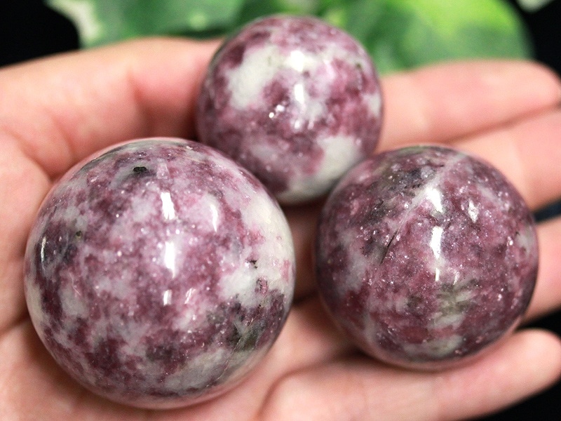 トルマリン入り　水晶　丸玉　天然石 トルマリン入りクォーツ(水晶)丸玉