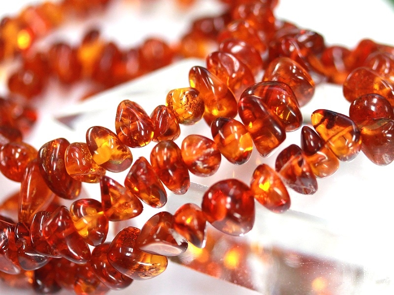 太古の樹液の化石ルビーレッドアンバー赤い琥珀 ロングネックレス 還暦