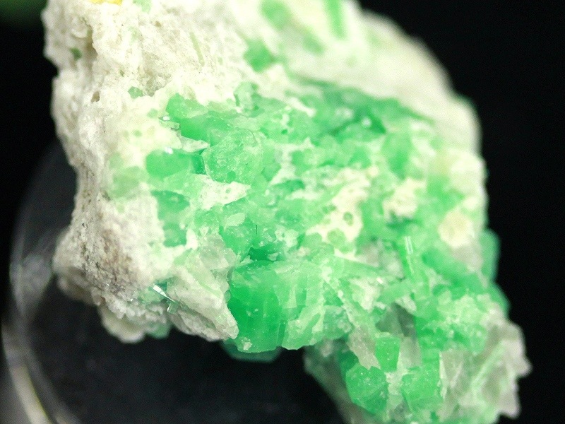 エメラルド結晶（大）原石カラーチェンジ